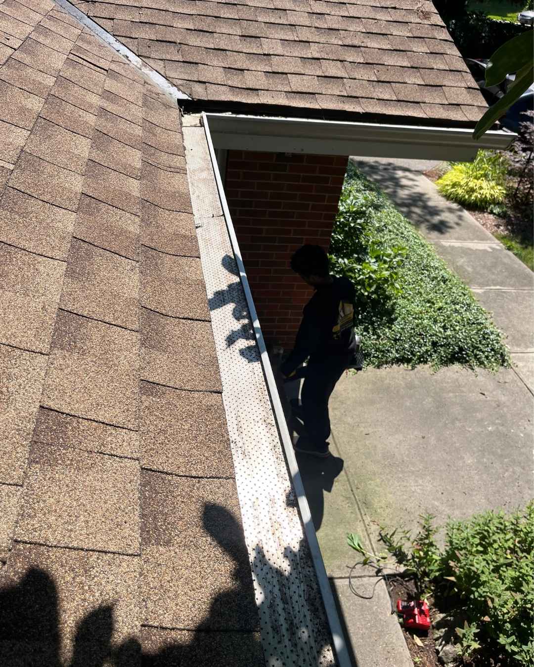 Clean, debris-free gutter and roofline after gutter cleaning in Ancaster, Hamilton
